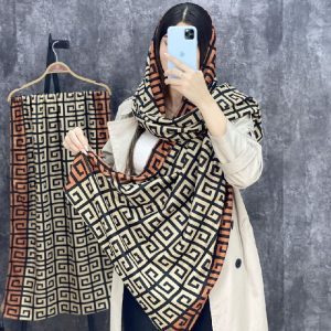 شال مخمل پاییزه پوم پوم دار