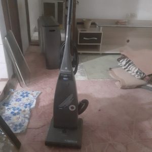 یک عدد جارو برقی ایستاده
