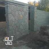 اجرای سنگ درپوش پله از سنگ لاشه  کف حیاط محوطه سازی