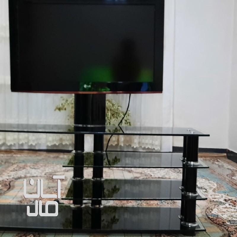 تلویزیون ال سی دی همراه با میز شیشه ای تمیز ..