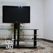 تلویزیون ال سی دی همراه با میز شیشه ای تمیز ..