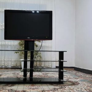 تلویزیون ال سی دی همراه با میز شیشه ای تمیز ..