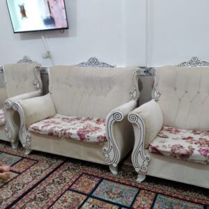مبل راحتی و میز عسلی