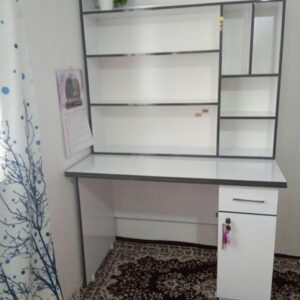 میز تحریر وکتابخانه