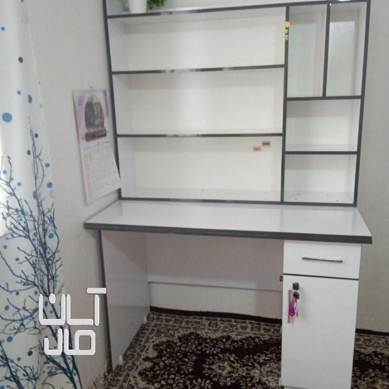 میز تحریر وکتابخانه