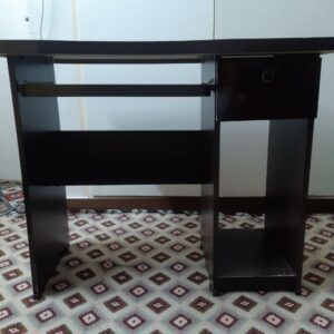 میز تحریر وکامپیوتر