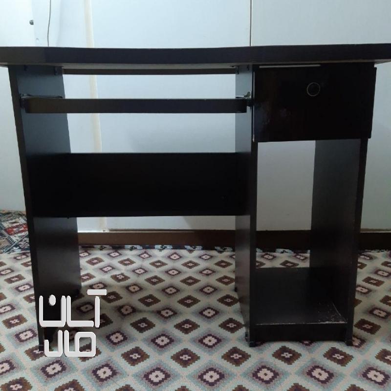 میز تحریر وکامپیوتر