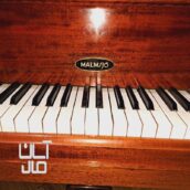 پیانو گرند سوئدی اصل رنگ ماهگونی