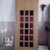 یک عدد درب اتاق خواب چوبی با شیشه های رنگی