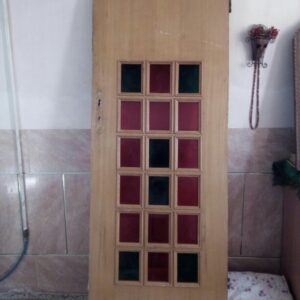یک عدد درب اتاق خواب چوبی با شیشه های رنگی