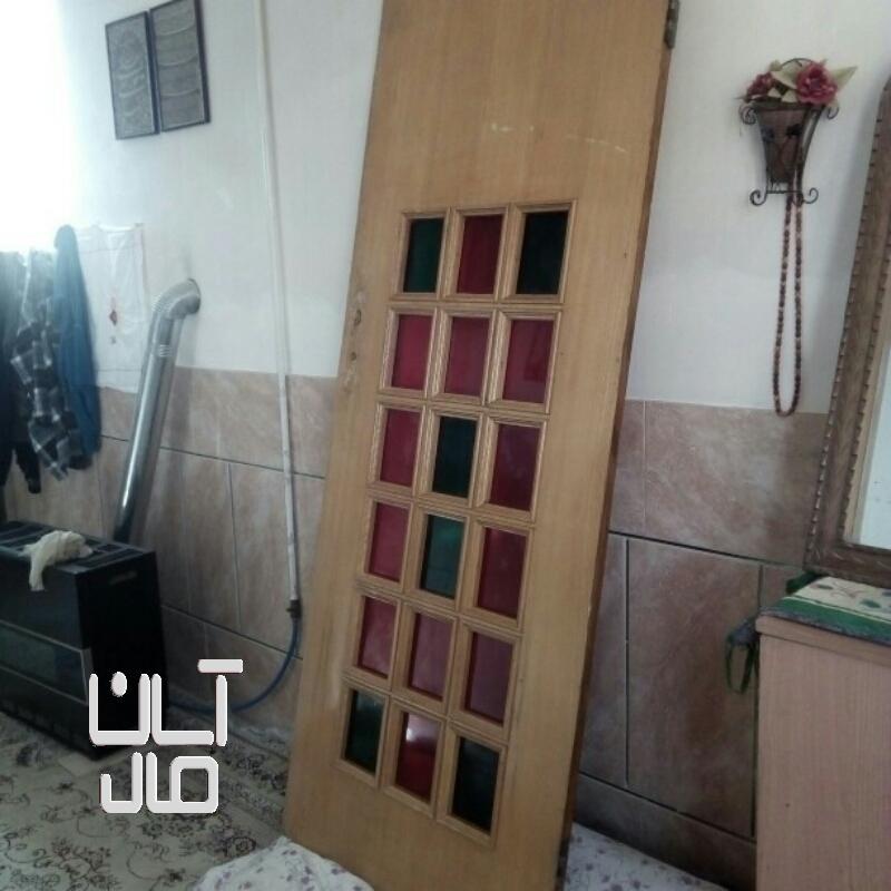 یک عدد درب اتاق خواب چوبی با شیشه های رنگی