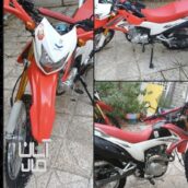 موتور ۲۰۰ پرواز قرمز رنگ