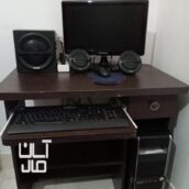 کامپیوتر بهمراه میز