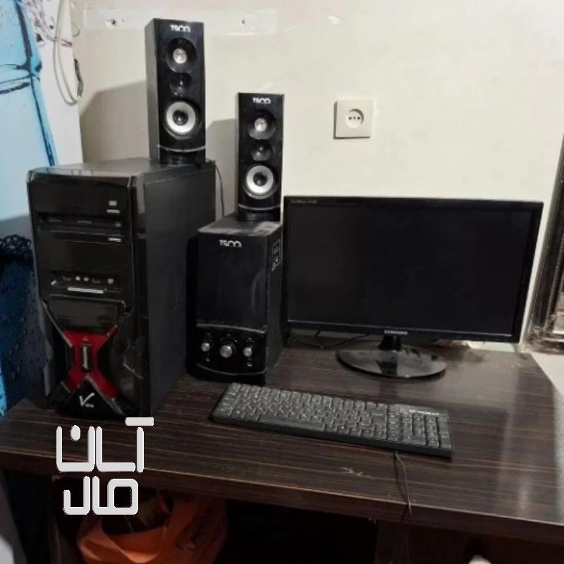 کامپیوتر بهمراه همه وسایل