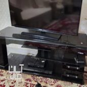میز تلویزیون شیشه ای