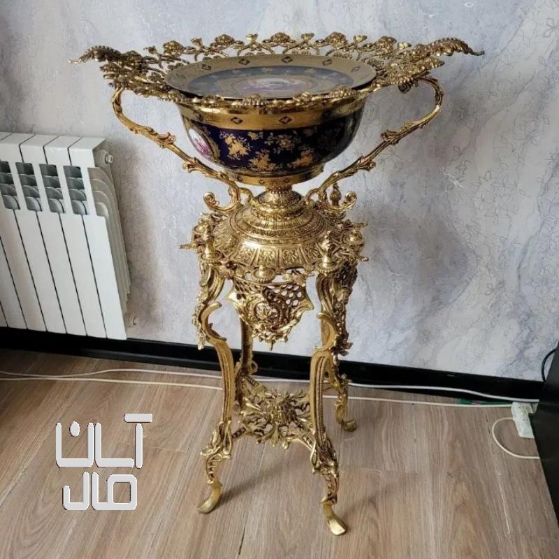 میوه خوری کنار سالنی