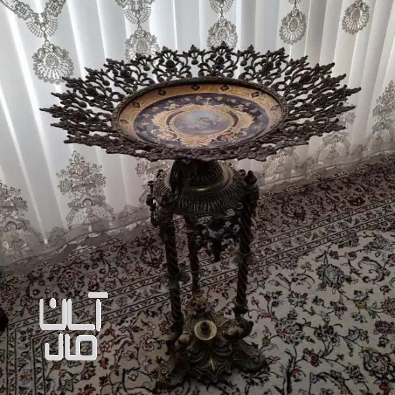 میوه خوری کنار سالنی