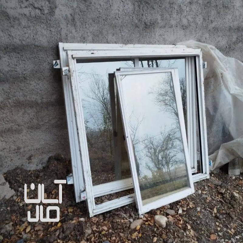 دوعدد پنجره نیمه سنگین