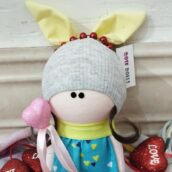 فروش یک عدد عروسک دختر روسی کلاه خرگوشی