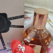 یک عدد فروش ادکلن زنانه 100 میل خارجی با بوی بهاری خوش و جالب . خنک کننده