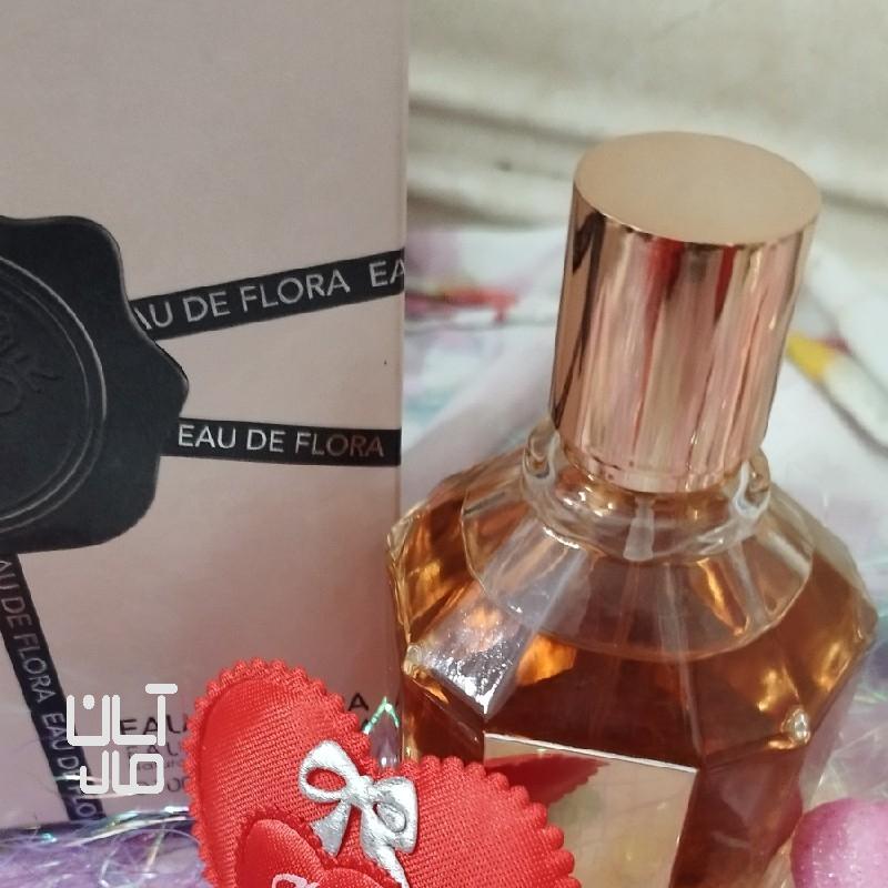 یک عدد فروش ادکلن زنانه 100 میل خارجی با بوی بهاری خوش و جالب . خنک کننده