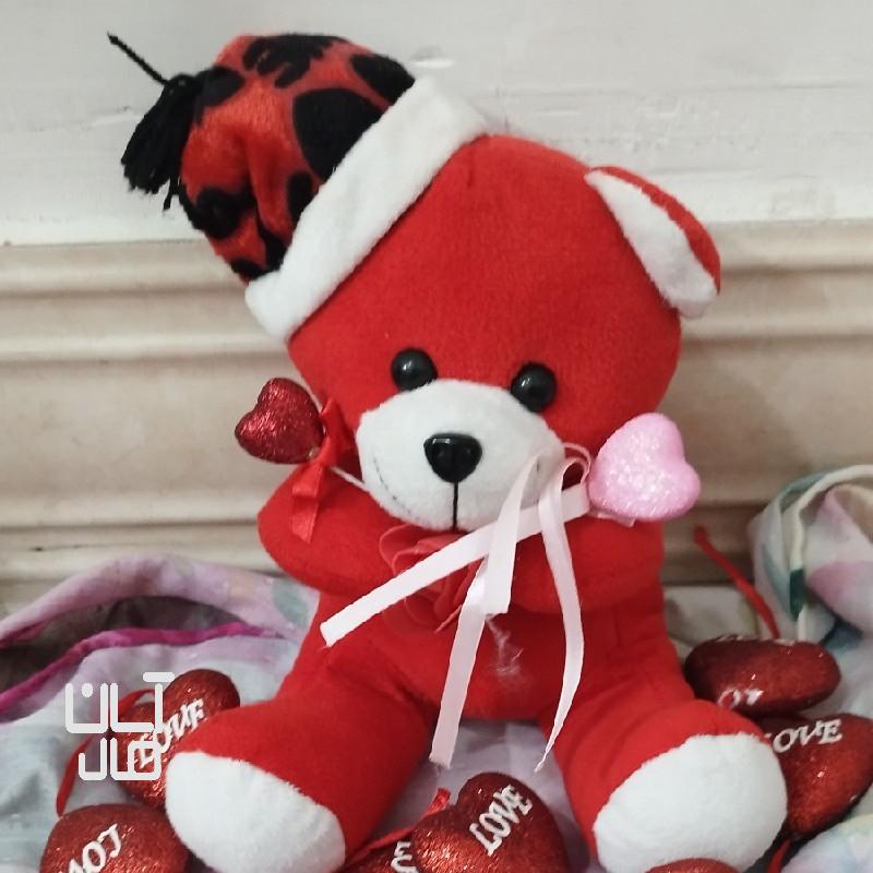 فروش یک عدد عروسک خرسی کلاه دار قرمز