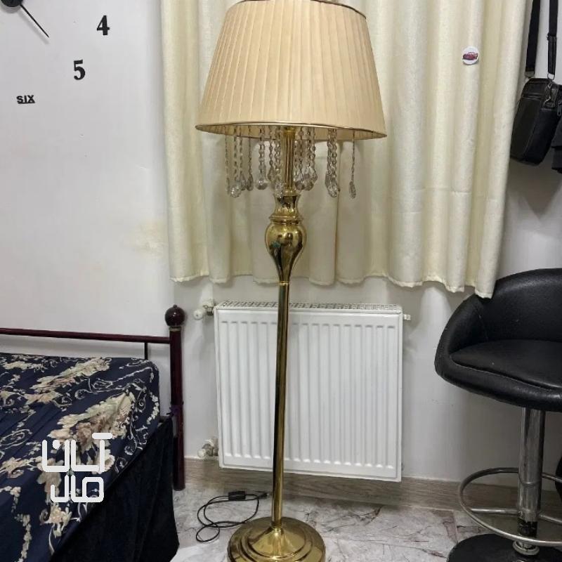 آباژور ایستاده